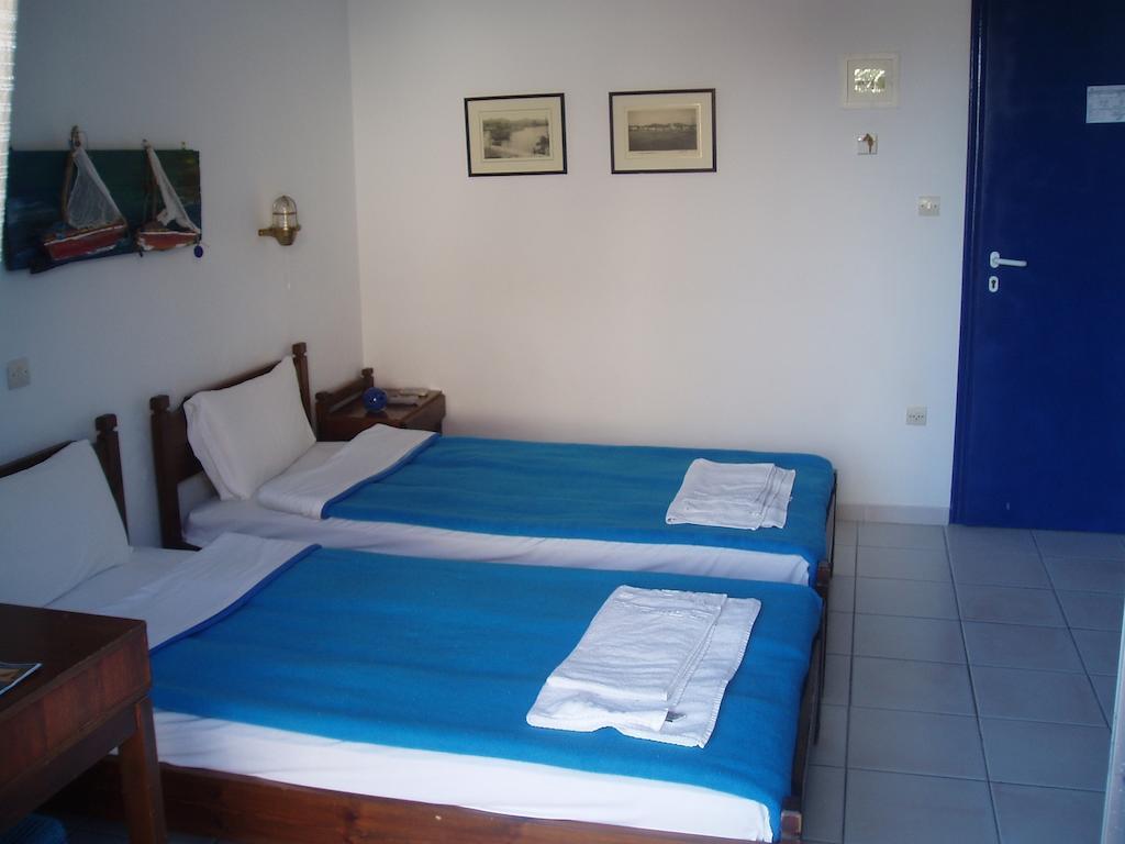 Helios Hotel Agia Marina  Rum bild