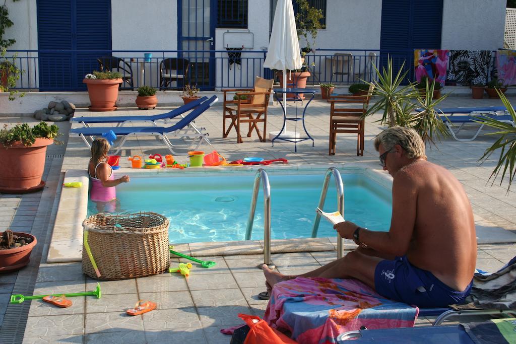 Helios Hotel Agia Marina  Exteriör bild
